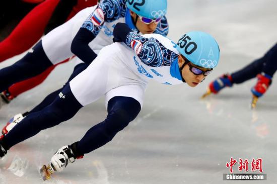 当地时间2月15日，2014年索契冬奥会短道速滑男子1000米决赛，俄罗斯包揽冠亚军，安贤洙(右)以1分25秒325夺得金牌，格里格列夫以1分25秒399夺得银牌。/p中新社发 富田 摄