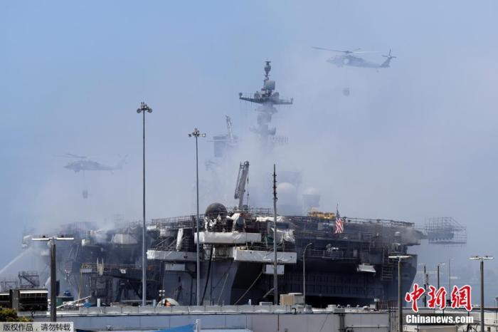 浓烟持续从“好人理查德”号舰体涌出，有直升机盘旋在军舰上空洒水灭火。有关机构正在检测空气质量变化，并敦促附近居民关闭门窗减少烟尘吸入。
